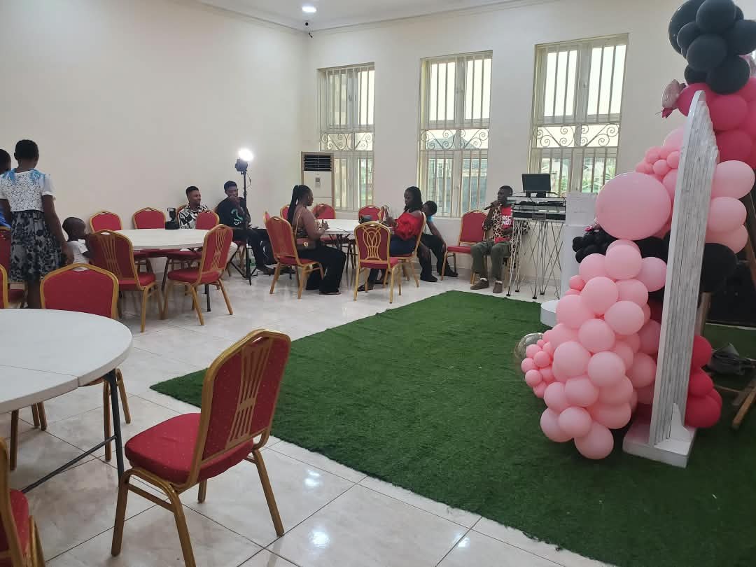 Conference Hall 1 set with round tables and red chairs