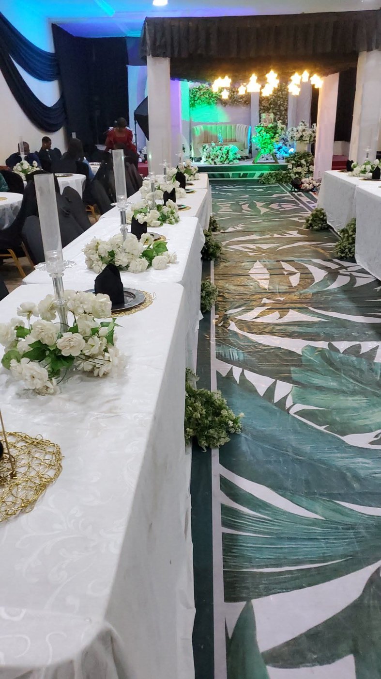 Leaf-print aisle between banquet tables
